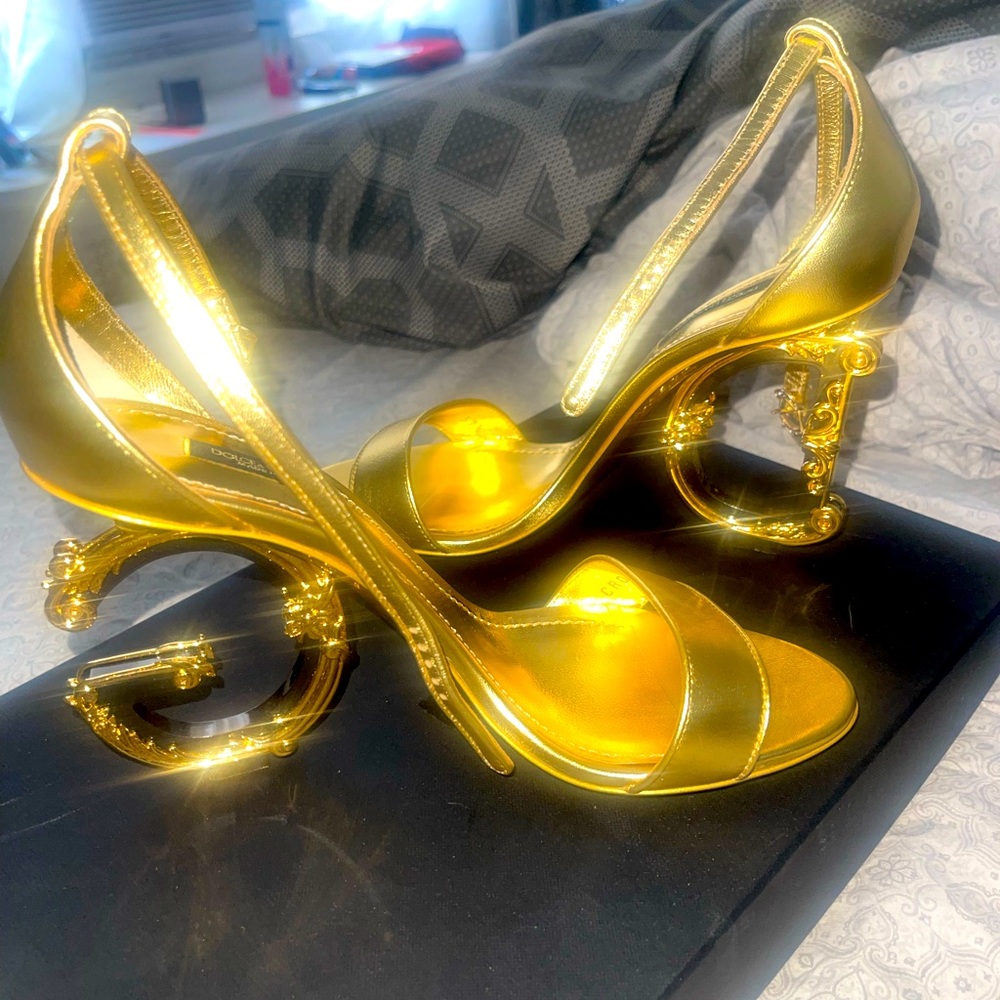 D&G women sandals only worn for a couple of hrs comes with box’s and receipt.